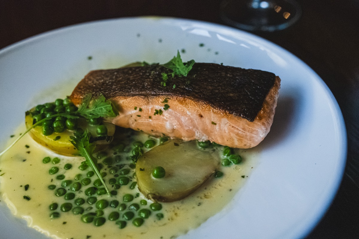 Salmon fillet with crushed potatoes and peas